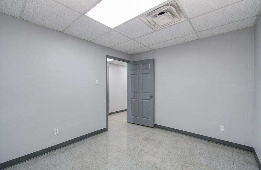 More Photos Of 8730 Ley Rd, Houston Warehouse For Lease