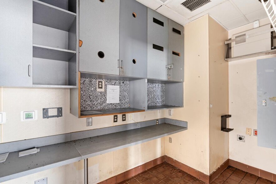 More Photos Of 1721 S Mechanic St, El Campo Fast Food For Sale