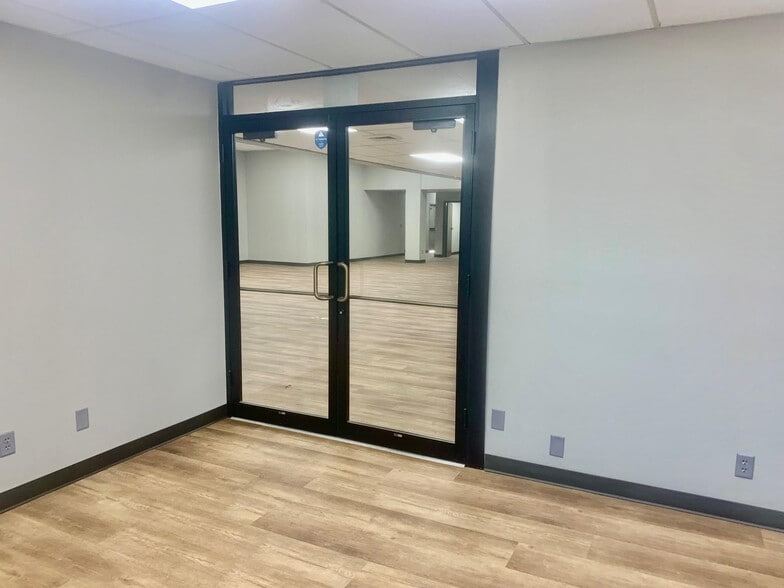 More Photos Of 2440 S High St, Longview Office For Lease