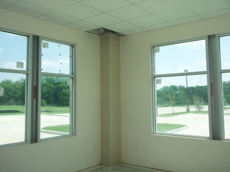 More Photos Of 1940 Enchanted Way, Grapevine Office For Sale