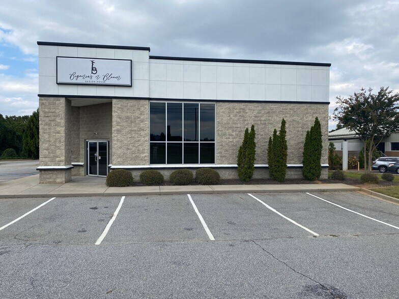 More Photos Of 7641 Pelham Rd, Greenville Freestanding For Lease