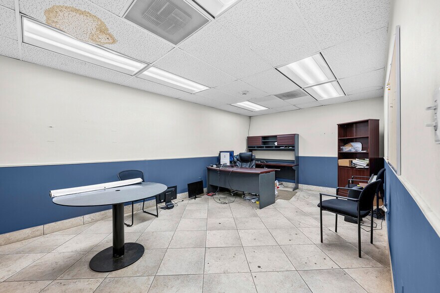 More Photos Of 2727 S Beech Daly Rd, Dearborn Heights Warehouse For Lease