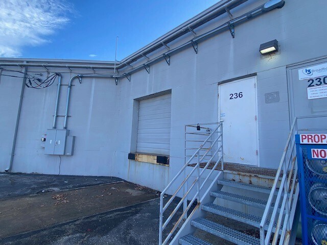 More Photos Of 200-236 Turner Blvd, Saint Peters Showroom For Lease