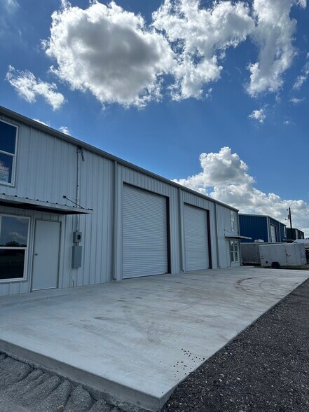 More Photos Of 4072 Old Lorena Rd, Lorena Light Manufacturing For Lease