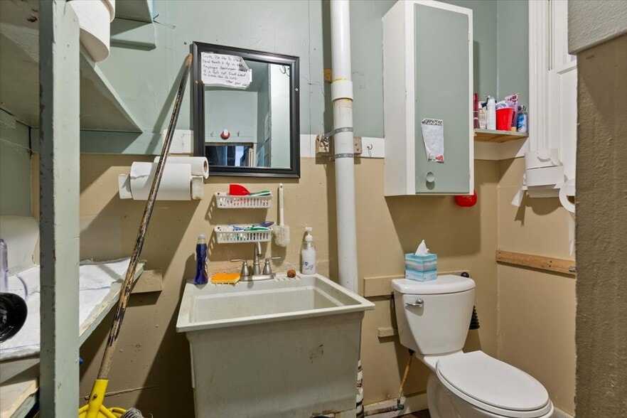 More Photos Of 626 16th Avenue, Council Bluffs General Retail For Sale