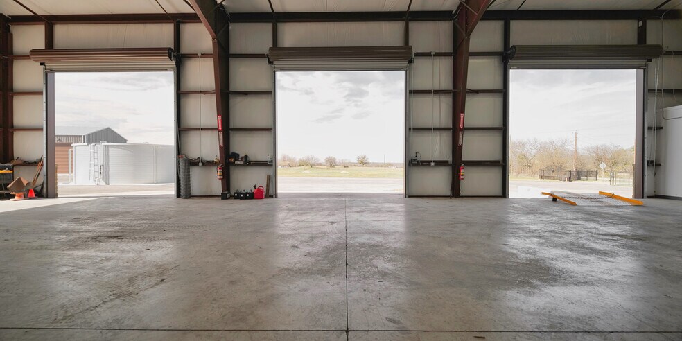 More Photos Of 109 Alamirah, Hutto Warehouse For Lease
