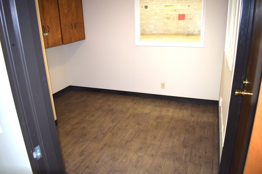 More Photos Of 613 Pacific Ave S, Kelso Distribution For Lease