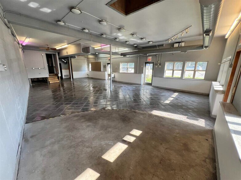 More Photos Of 2 Rocky Shore Dr, Iowa City Office For Lease