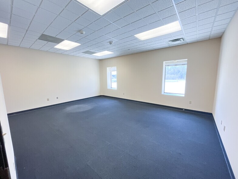 More Photos Of 1302 N Grand St, Hutchinson Flex For Lease