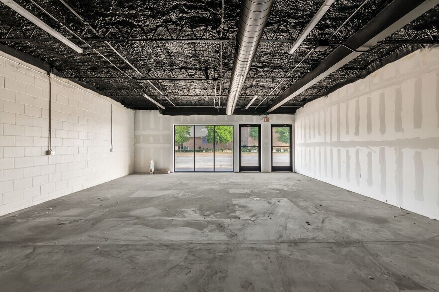 More Photos Of 3300 W Park Row, Arlington Storefront For Lease