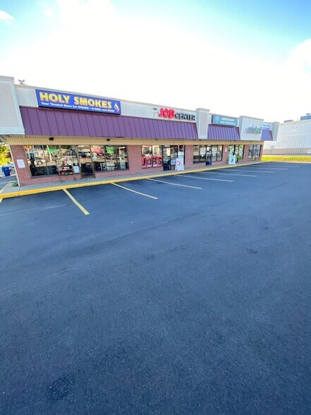 More Photos Of 297-307 S Willow St, Manchester Freestanding For Lease