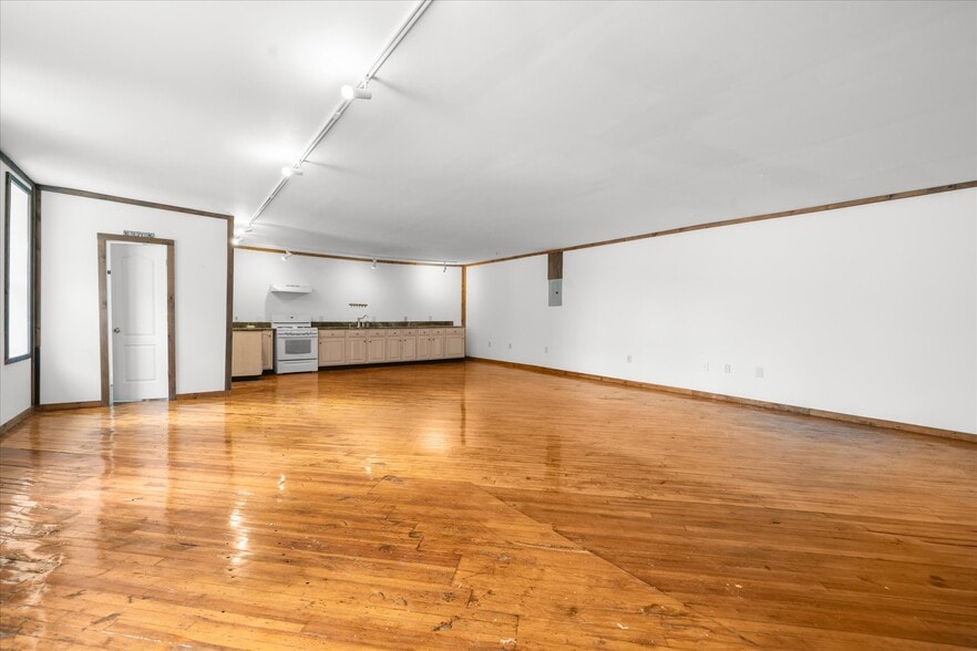 More Photos Of 102 S Richmond St, Fleetwood Warehouse For Sale