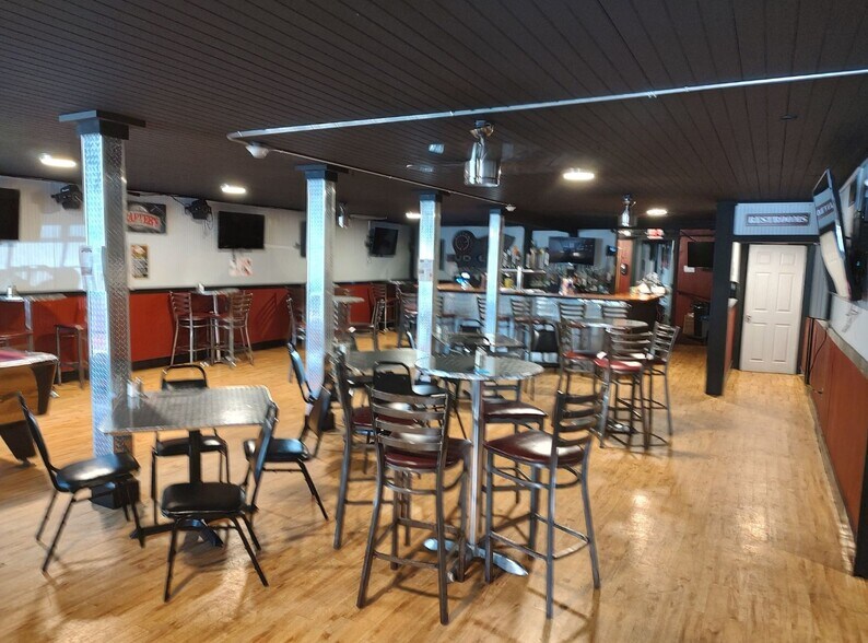 More Photos Of 1017 Riverside Dr, North Grosvenordale Bar For Sale