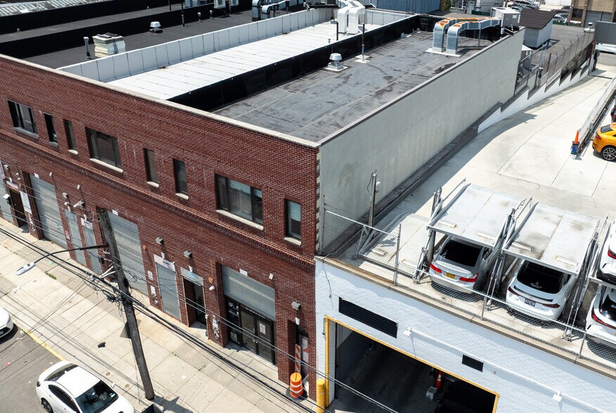 Primary Photo Of 3718 57th St, Woodside Distribution For Sale