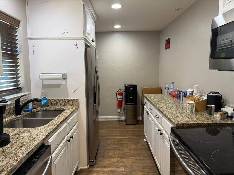 More Photos Of 414 N Kealy Ave, Lewisville Office For Sale