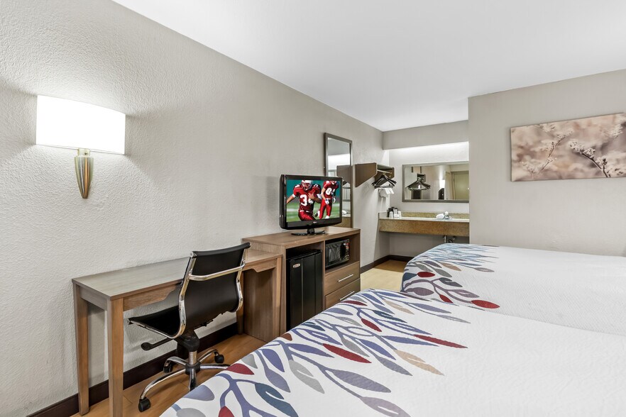 More Photos Of 7370 Miller Ln, Dayton Hotel For Sale