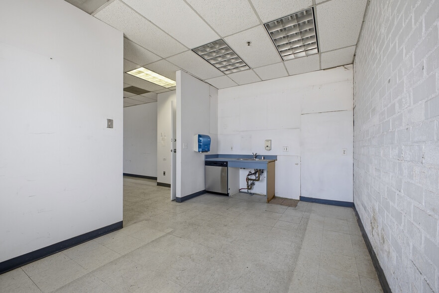 More Photos Of 700-710 W Wilson Ave, Glendale Warehouse For Sale