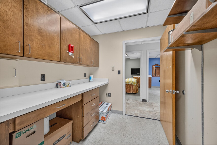 More Photos Of 1500 N Pace Blvd, Pensacola Freestanding For Sale