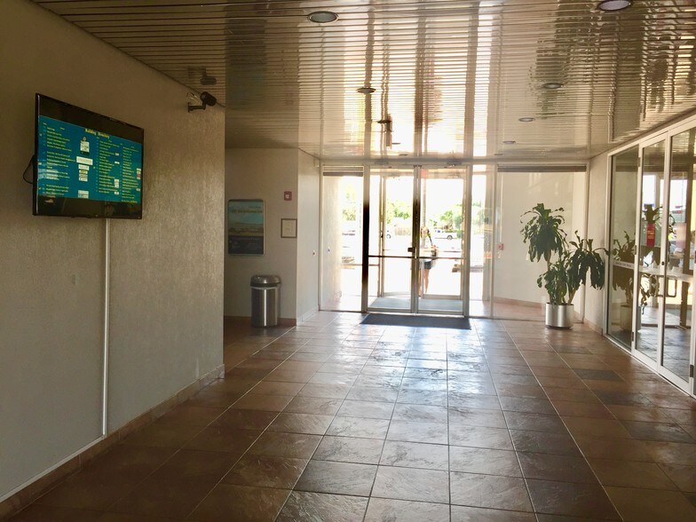 More Photos Of 1501 E Mockingbird Ln, Victoria Office For Lease