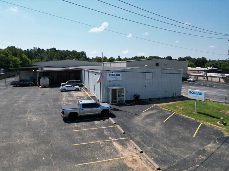 More Photos Of 2307 E Erwin St, Tyler Distribution For Sale