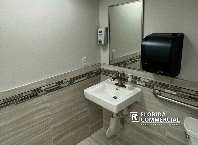 More Photos Of 1330 SE Federal Hwy, Stuart Office Residential For Lease