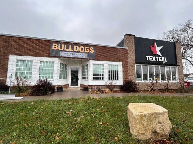 Primary Photo Of 102 SE 2nd Ave, Elgin Showroom For Sale