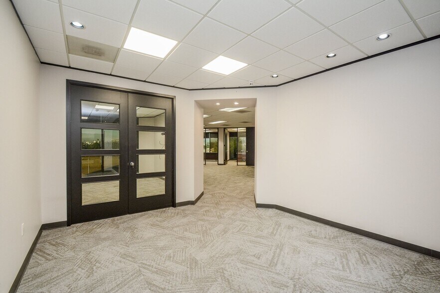 More Photos Of 6100 Corporate Dr, Houston Office For Sale