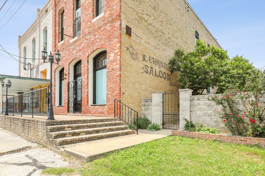 More Photos Of 4 Depot st, Elgin Hotel For Sale