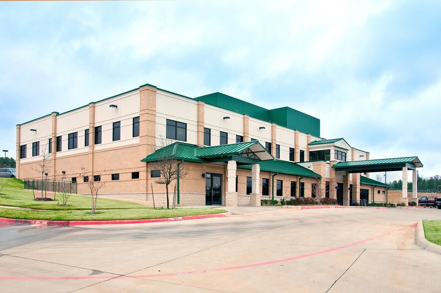 More Photos Of 300 Willow Creek Pky, Palestine Medical For Lease