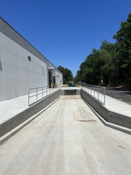 More Photos Of 5031 Commerce Park Cir, Pensacola Warehouse For Lease