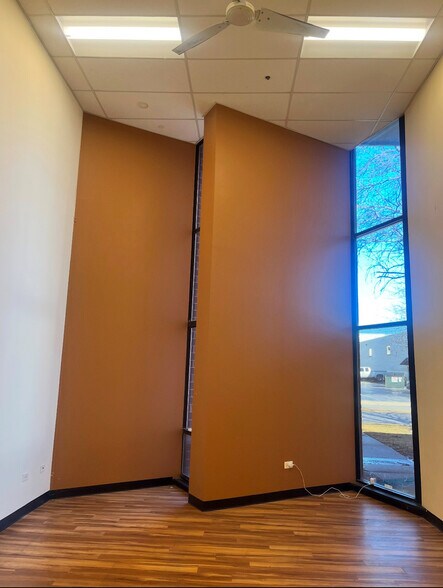 More Photos Of 820 Sivert Dr, Wood Dale Warehouse For Sale