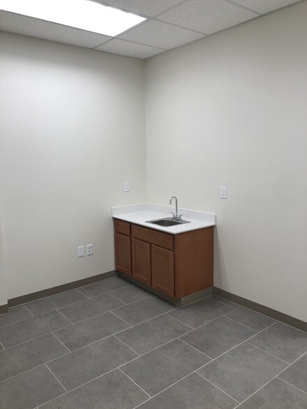 More Photos Of 12112 Roxie Dr, Austin Light Manufacturing For Lease