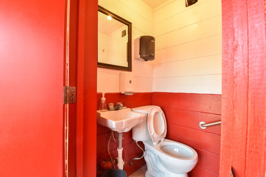 More Photos Of 2451 SE Highway 41, Morriston Bar For Sale