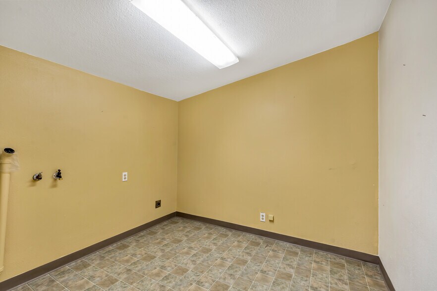 More Photos Of 122 Engle Ave, Molalla Office Residential For Sale