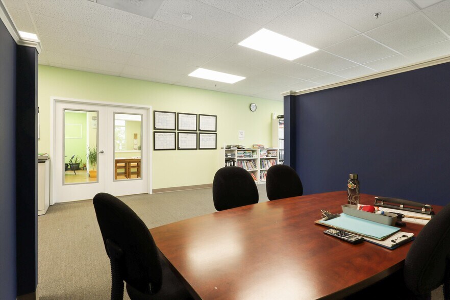 More Photos Of 43053 Pemberton Sq, Chantilly Unknown For Lease