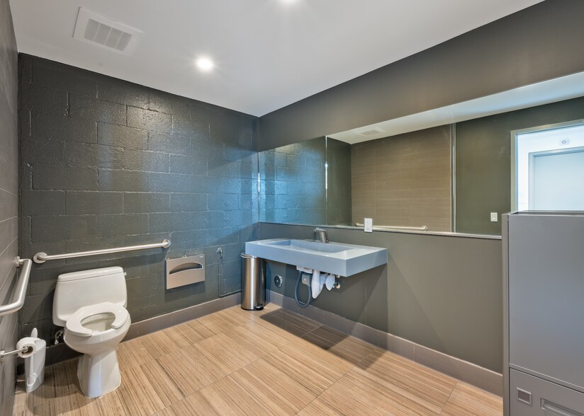 More Photos Of 953 N Cole Ave, Los Angeles Office For Sale