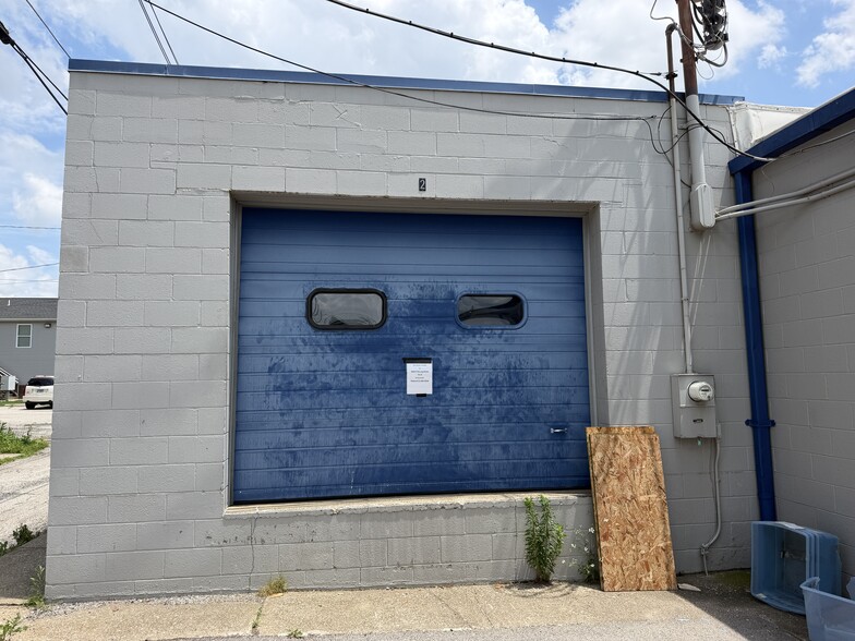 More Photos Of 2021 W Lloyd Expy, Evansville Showroom For Lease