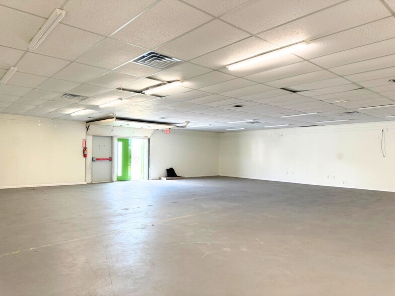 More Photos Of 1342 E Highway 377, Granbury Showroom For Sale