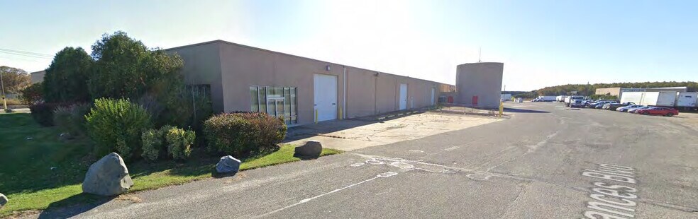 More Photos Of 4195 Middle Country Rd, Calverton Warehouse For Lease