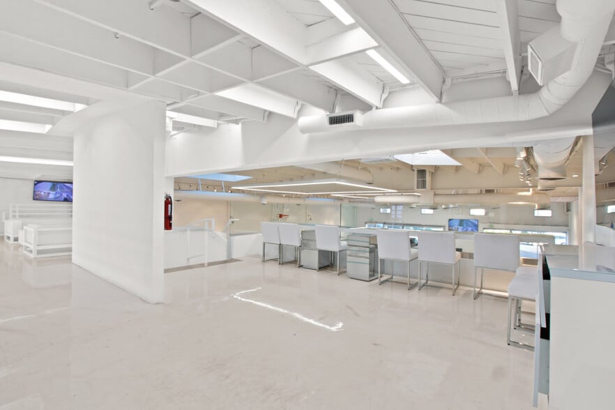 More Photos Of 165-171 S Robertson Blvd, Beverly Hills Storefront For Lease
