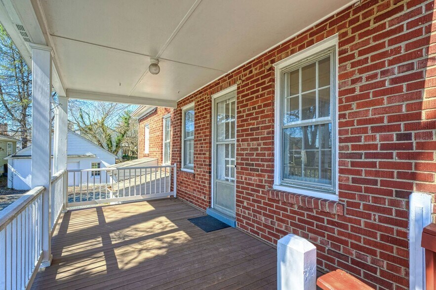 More Photos Of 121 N Hatcher Ave, Purcellville Office For Sale