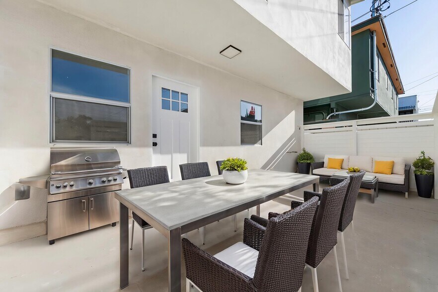 More Photos Of 3020 E 3rd St, Long Beach Apartments For Sale