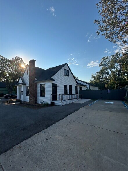 More Photos Of 910 18th St, Plano Office For Sale