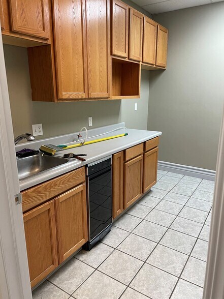 More Photos Of 1401 E Douglas Ave, Wichita Office For Lease