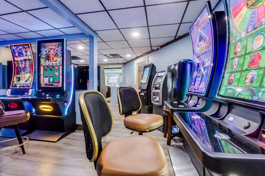 More Photos Of 702 Industrial Blvd, Latrobe Freestanding For Sale