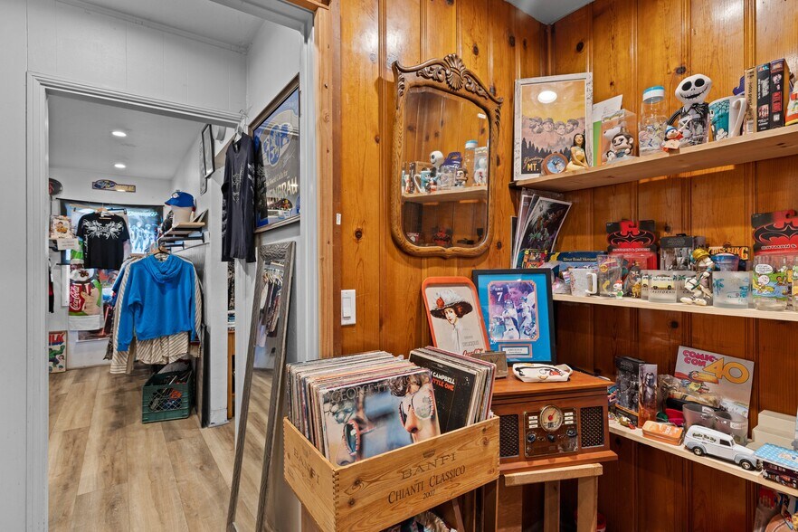 More Photos Of 2562 Alpine Blvd, Alpine Storefront Retail Residential For Sale