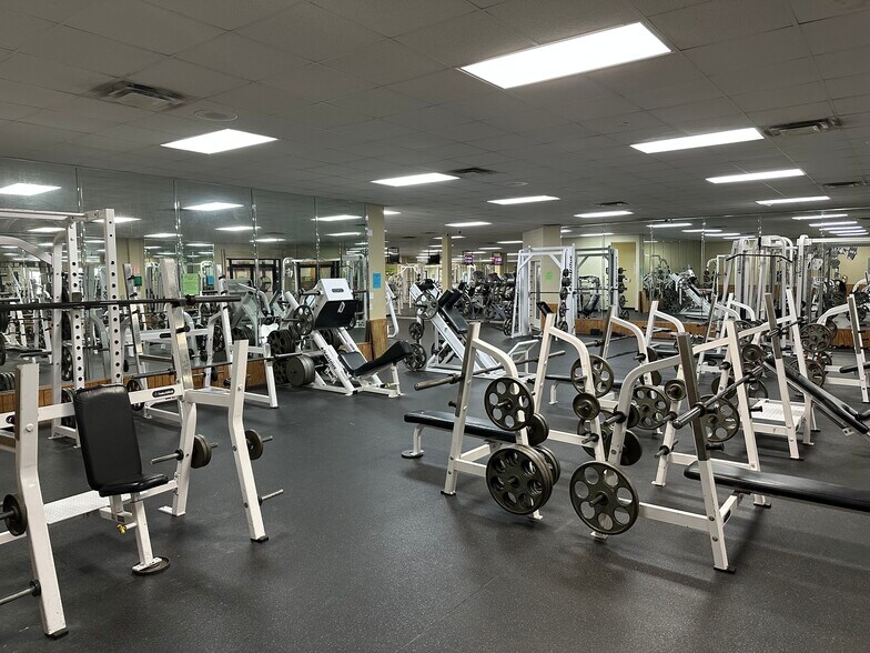 More Photos Of 106 Bowling Ln, Dublin Flex For Sale