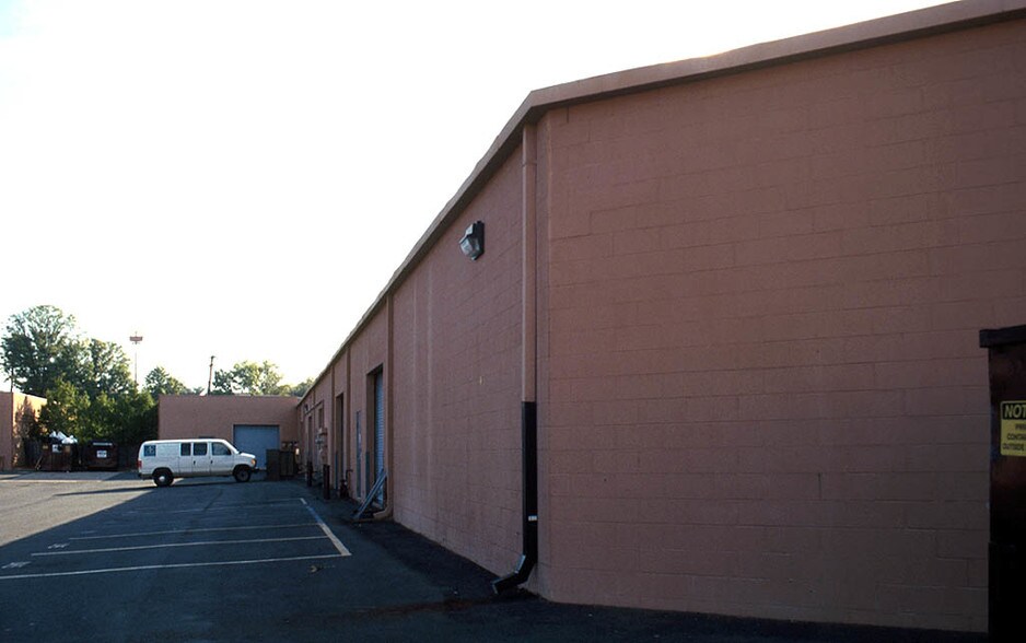 More Photos Of 5104 Reagan Dr, Charlotte Light Distribution For Lease