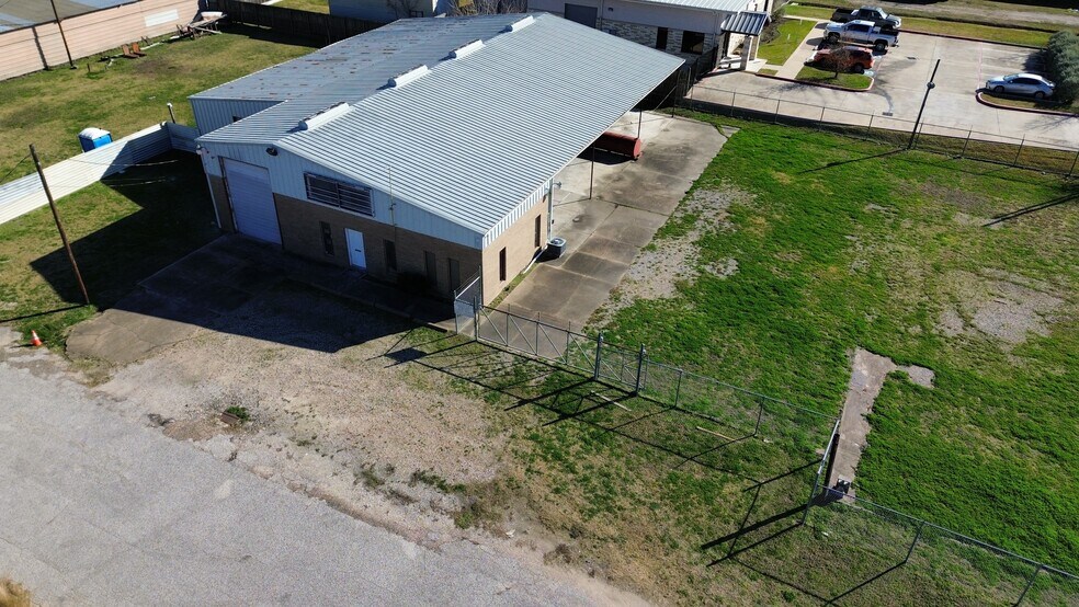 More Photos Of 3412 Lockheed St, Pearland Auto Salvage Facility For Sale