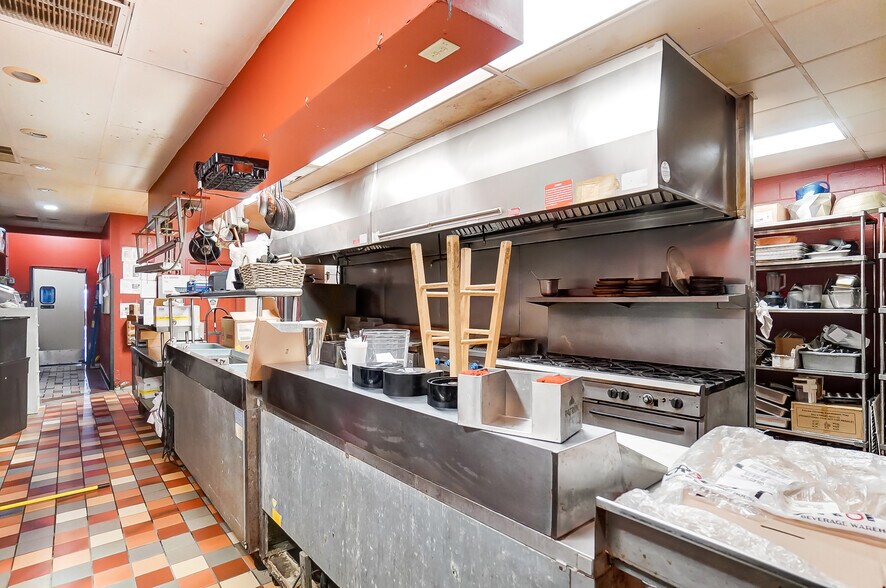 More Photos Of 491 Park St, Columbus Bar For Lease